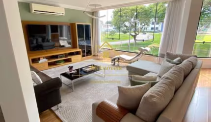 Apartamento Triplex mobiliado à venda no Centro em Curitiba-PR