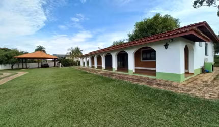 CHÁCARA A VENDA Maravilhosa Chácara à venda com cinco mil metros, muita grama, e muitas vagas para