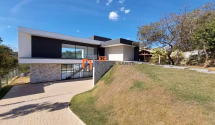 MARAVILHOSA CASA COM VISTA DEFINITIVA NO CONOMÍNIO MIRANTE DO FIDALGO