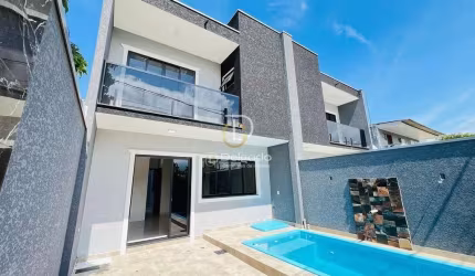 Sobrado com piscina em praia de leste pontal