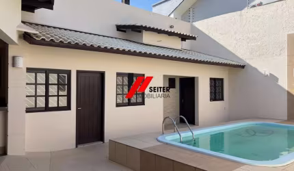 Casa de 3 Dormitórios à Venda no Parque São Jorge em Florianópolis