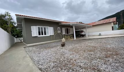 Casa com três dormitórios no São João do Rio Vermelho em Florianópolis