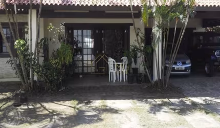 Casa com amplo terreno.
