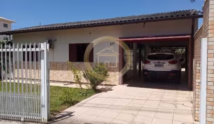 Casa de 3 dormitórios com edícula na Praia dos Ingleses.