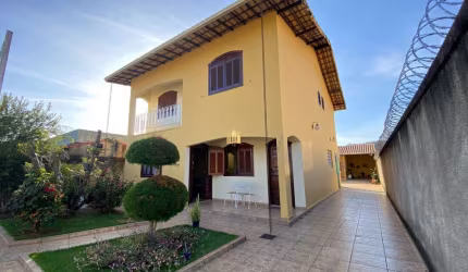 Residência de Luxo no Centro de Esmeraldas-MG: 5 quartos, 1 suíte, piscina aquecida, área gourmet. Oportunidade única!