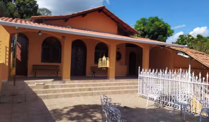 Oportunidade única! Casa à venda no Centro de Esmeraldas-MG: 4 quartos, 1 suíte, 2 salas, 3 banheiros, 2 vagas de garagem, 250m². Venha visitar!