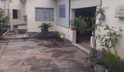 Casa à venda no Centro de Esmeraldas-MG: 4 quartos, 1 suíte, 2 salas, 2 banheiros, 2 vagas de garagem, 100m² de área.