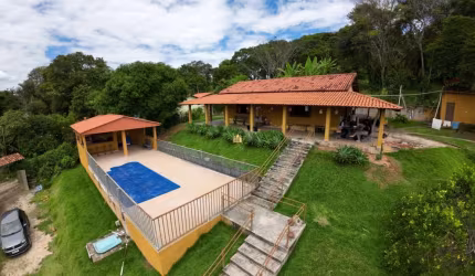 Sítio à venda em Esmeraldas-MG, bairro Bambus: 3 quartos, 1 sala, 2 banheiros, 4 vagas de garagem, 1.252,00 m² de área.
