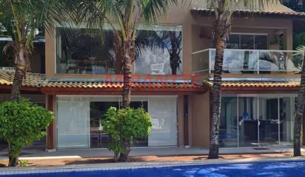 Sobrado de 610m² com 5 quartos em Serra Da Cantareira