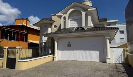 Casa com 4 dormitórios para locação no João Paulo