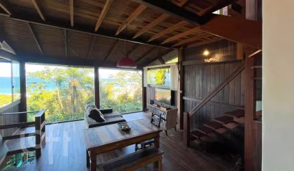 Casa à venda em Armação com 180 m², 3 quartos, 2 s