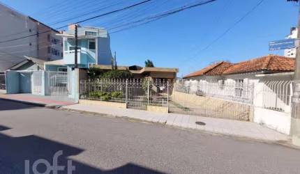 Casa à venda em Balneário com 138 m², 3 quartos, 1