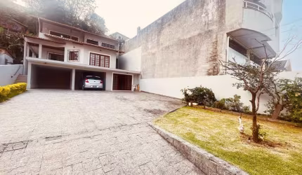 Casa com 4 dormitórios à venda na Agronômica
