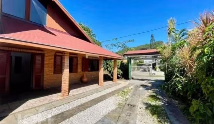 Casa à venda em Morro das Pedras com 264 m², 4 qua