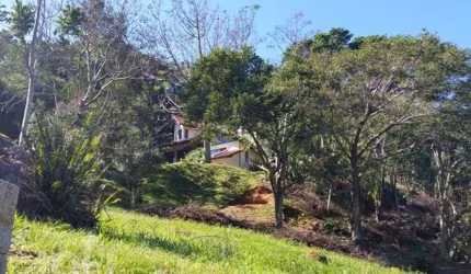 Casa à venda em Sambaqui com 250 m², 3 quartos, 1