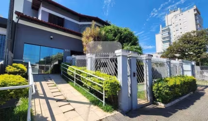 Casa de 4 dormitórios no Estreito