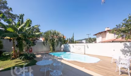 Casa à venda em Itacorubi com 320 m², 4 quartos, 1