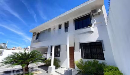 Casa à venda em Agronômica com 394 m², 5 quartos,