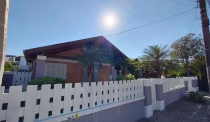 Excelente casa com 4 dormitórios na Armação