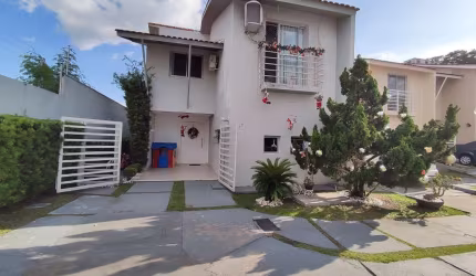 Casa à Venda no Condomínio Villa de Sevilha