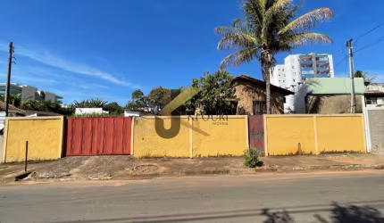 Casa à venda em Jaguariúna, com 3 dormitórios, uma edícula, 2 garagens cobertas e 20 descobertas.