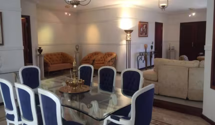 Casa à venda no Jardim Chapadão   bairro tranquilo e seguro, esta casa possui 4 quartos, sendo 3 suítes, o que proporciona privacidade e comodidade para toda a família. Além disso, conta com 4 salas e