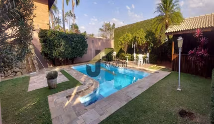 Casa à venda no Parque Taquaral, 4 dormitórios sendo 2 suítes, 4 vagas de garagem e piscina.