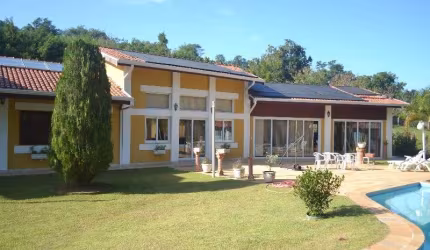Casa térrea à venda em condomínio de chácaras de alto padrão em Sousas com 1.500m² de construção, com 20.220m² de área de terreno com topografia plana com fundo para o rio Atibaia, toda cercada com al