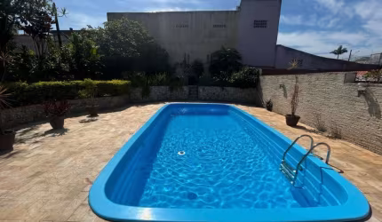 Casa Residencial de 4 dorms no bairro Capoeiras