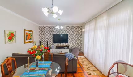 Casa Residencial de 6 dorms no bairro Trindade