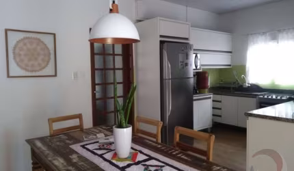 Casa Residencial de 4 dorms no bairro Estreito