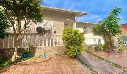 Casa Residencial de 4 dorms no bairro Capoeiras