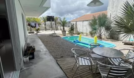Casa Residencial de 3 dorms no bairro Coqueiros