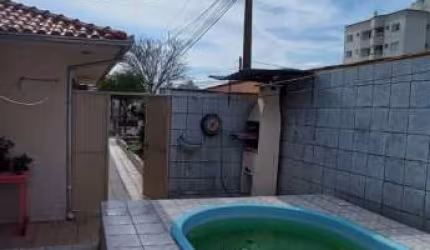 Casa Residencial de 3 dorms no bairro Barreiros
