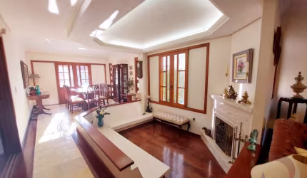 Casa Residencial de 6 dorms no bairro Córrego Grande
