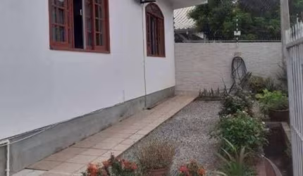 Casa Residencial de 4 dorms no bairro Capoeiras