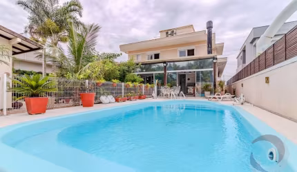Casa Residencial de 5 dorms no bairro Campeche