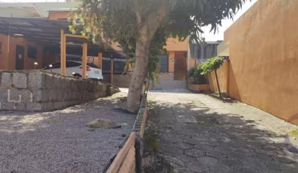 Casa Residencial de 5 dorms no bairro Ipiranga