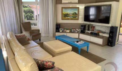 Casa Residencial de 8 dorms no bairro Carvoeira