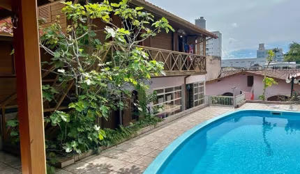 Casa Residencial de 4 dorms no bairro Capoeiras