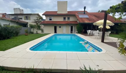 Casa Residencial de 4 dorms no bairro Córrego Grande