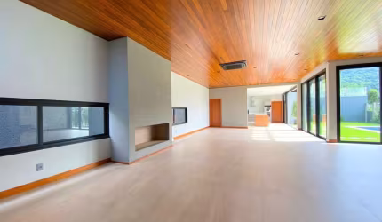 Casa Residencial de 4 dorms no bairro Lagoa Da Conceição