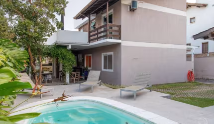 Casa Residencial de 5 dorms no bairro Sambaqui