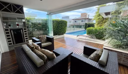 Casa Residencial de 4 dorms no bairro Lagoa Da Conceição
