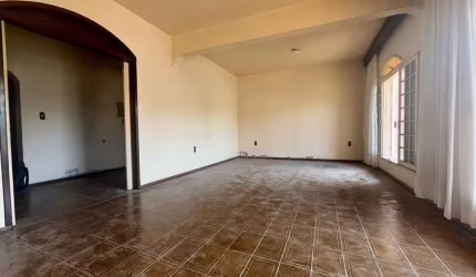 Casa Residencial de 310m² com 4 quartos sendo 1 suíte no Baln. do Estreito