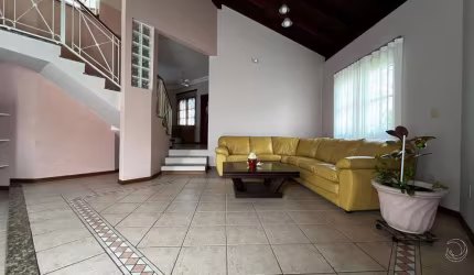 Casa de 2 andares com 4 dormitórios sendo 1 suíte no Córrego Grande