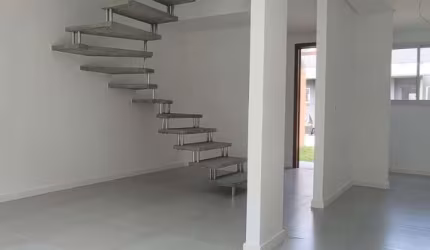 Casa residencial com 2 suítes, em condomínio fechado