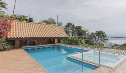 Casa com vista mar e 4 quartos no Centro de Florianópolis