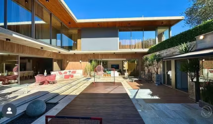Casa Alto Padrão com 4 suítes em Cacupé