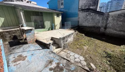 Terreno de 230m² na Agronômica com uma casa construída